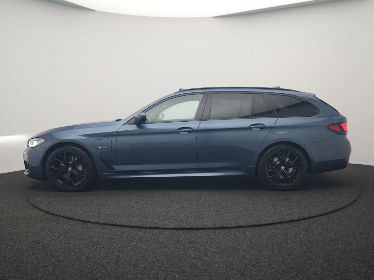 530e M Sport PHEV 293pk Dealer O.H. | Active Steering | Trekhaak Af Fabriek | Panodak | Head Up | Adaptive Cruise | Adaptief Onderstel | Camera | Laser LED | Lederen Comfortstoelen Memory & 