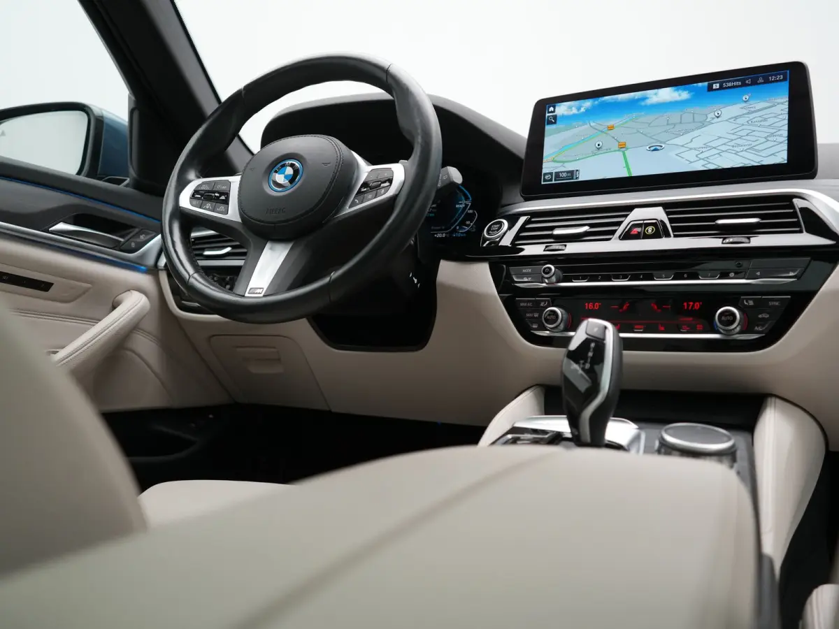 530e M Sport PHEV 293pk Dealer O.H. | Active Steering | Trekhaak Af Fabriek | Panodak | Head Up | Adaptive Cruise | Adaptief Onderstel | Camera | Laser LED | Lederen Comfortstoelen Memory & 