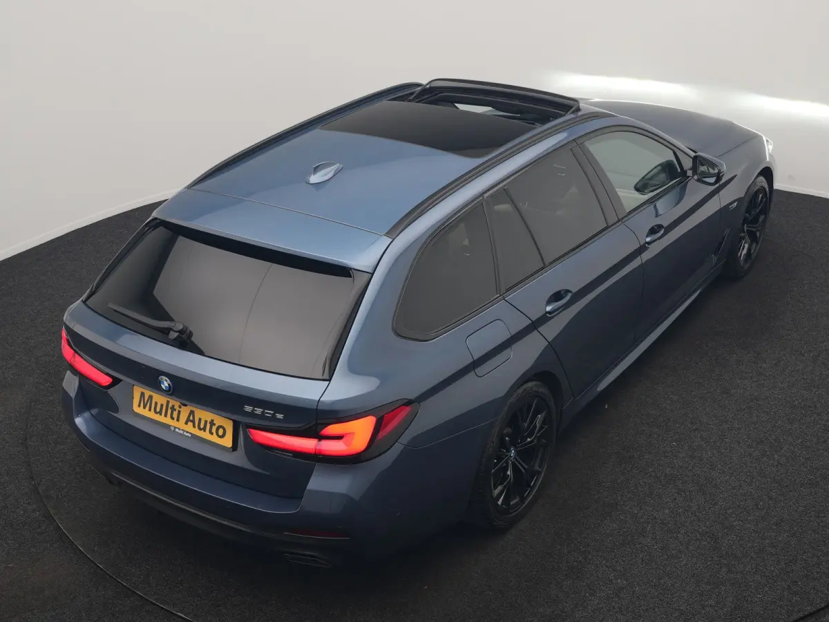 530e M Sport PHEV 293pk Dealer O.H. | Active Steering | Trekhaak Af Fabriek | Panodak | Head Up | Adaptive Cruise | Adaptief Onderstel | Camera | Laser LED | Lederen Comfortstoelen Memory & 