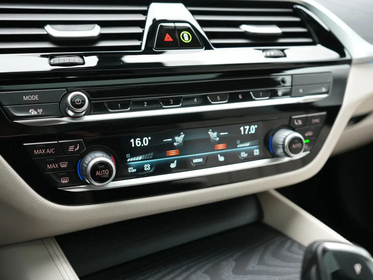 530e M Sport PHEV 293pk Dealer O.H. | Active Steering | Trekhaak Af Fabriek | Panodak | Head Up | Adaptive Cruise | Adaptief Onderstel | Camera | Laser LED | Lederen Comfortstoelen Memory & 