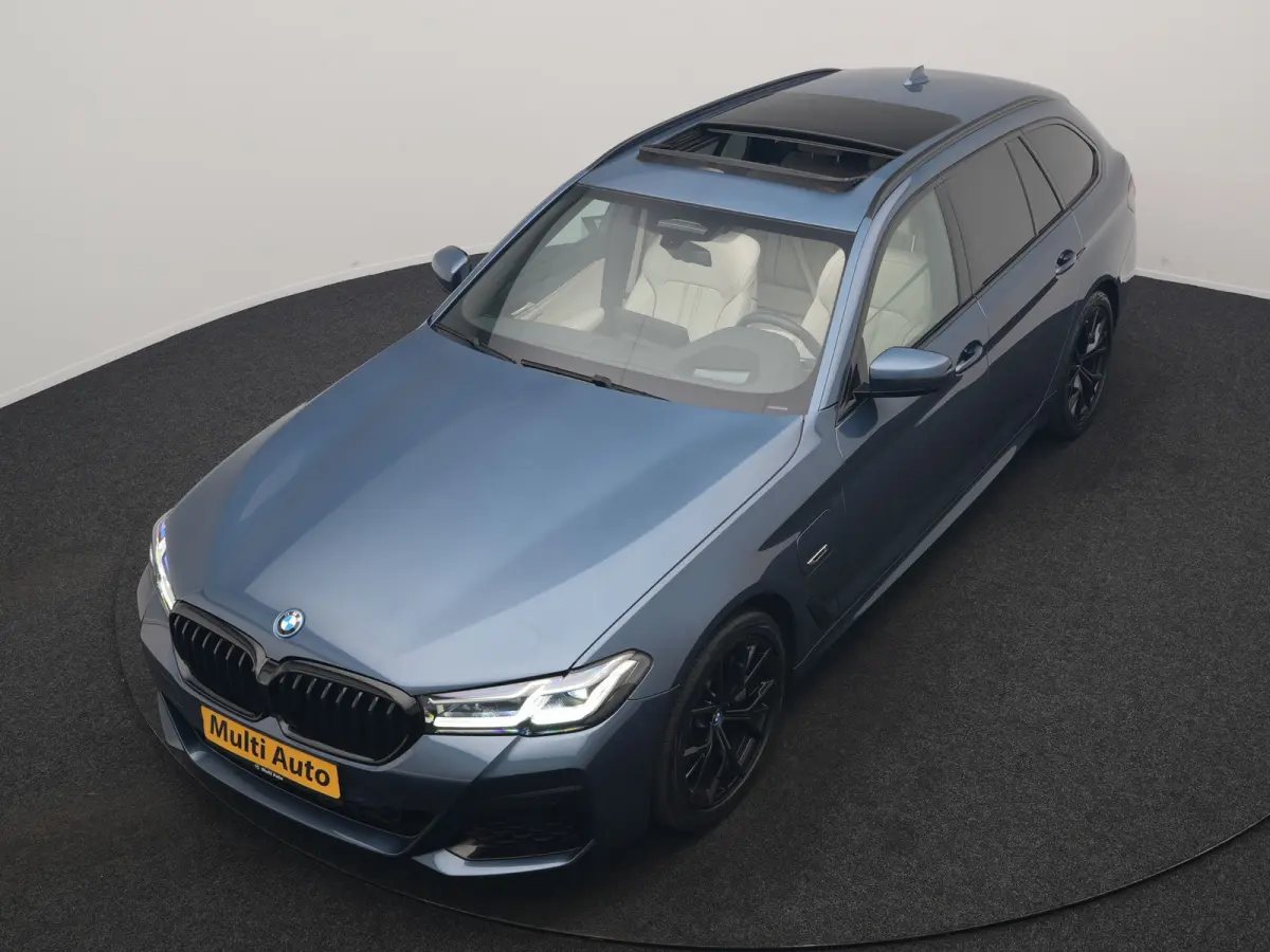 530e M Sport PHEV 293pk Dealer O.H. | Active Steering | Trekhaak Af Fabriek | Panodak | Head Up | Adaptive Cruise | Adaptief Onderstel | Camera | Laser LED | Lederen Comfortstoelen Memory & 
