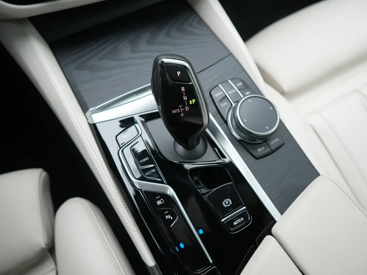 530e M Sport PHEV 293pk Dealer O.H. | Active Steering | Trekhaak Af Fabriek | Panodak | Head Up | Adaptive Cruise | Adaptief Onderstel | Camera | Laser LED | Lederen Comfortstoelen Memory & 