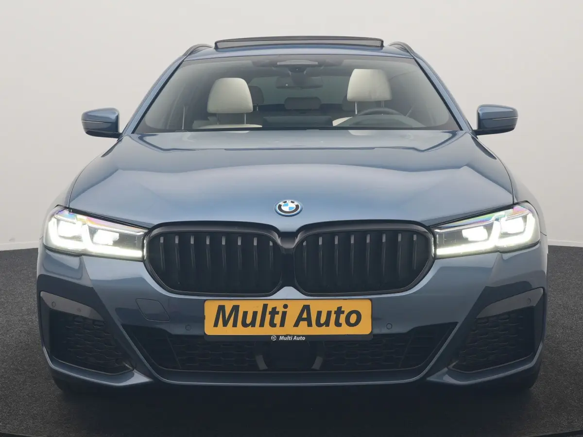 530e M Sport PHEV 293pk Dealer O.H. | Active Steering | Trekhaak Af Fabriek | Panodak | Head Up | Adaptive Cruise | Adaptief Onderstel | Camera | Laser LED | Lederen Comfortstoelen Memory & 
