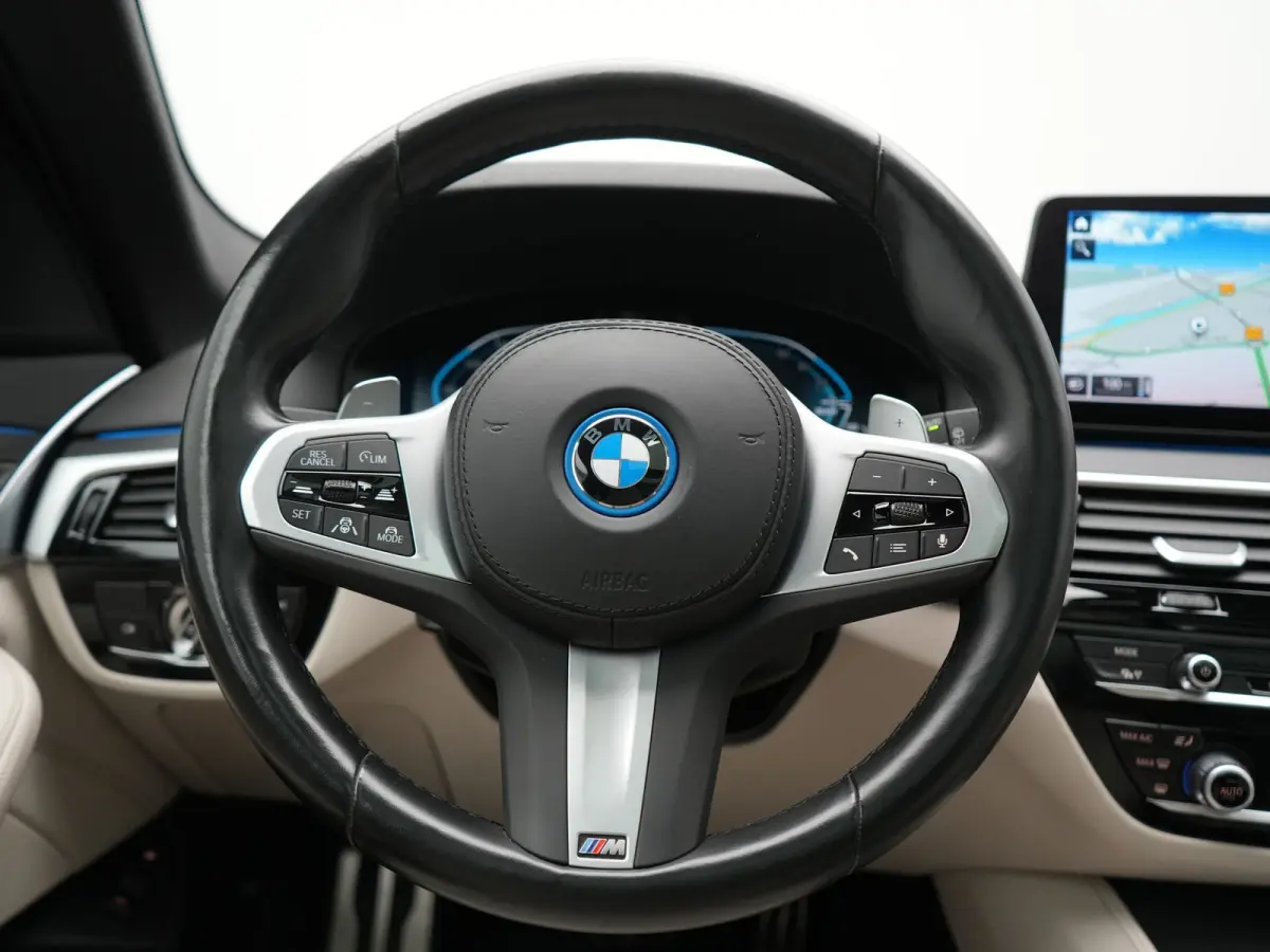 530e M Sport PHEV 293pk Dealer O.H. | Active Steering | Trekhaak Af Fabriek | Panodak | Head Up | Adaptive Cruise | Adaptief Onderstel | Camera | Laser LED | Lederen Comfortstoelen Memory & 