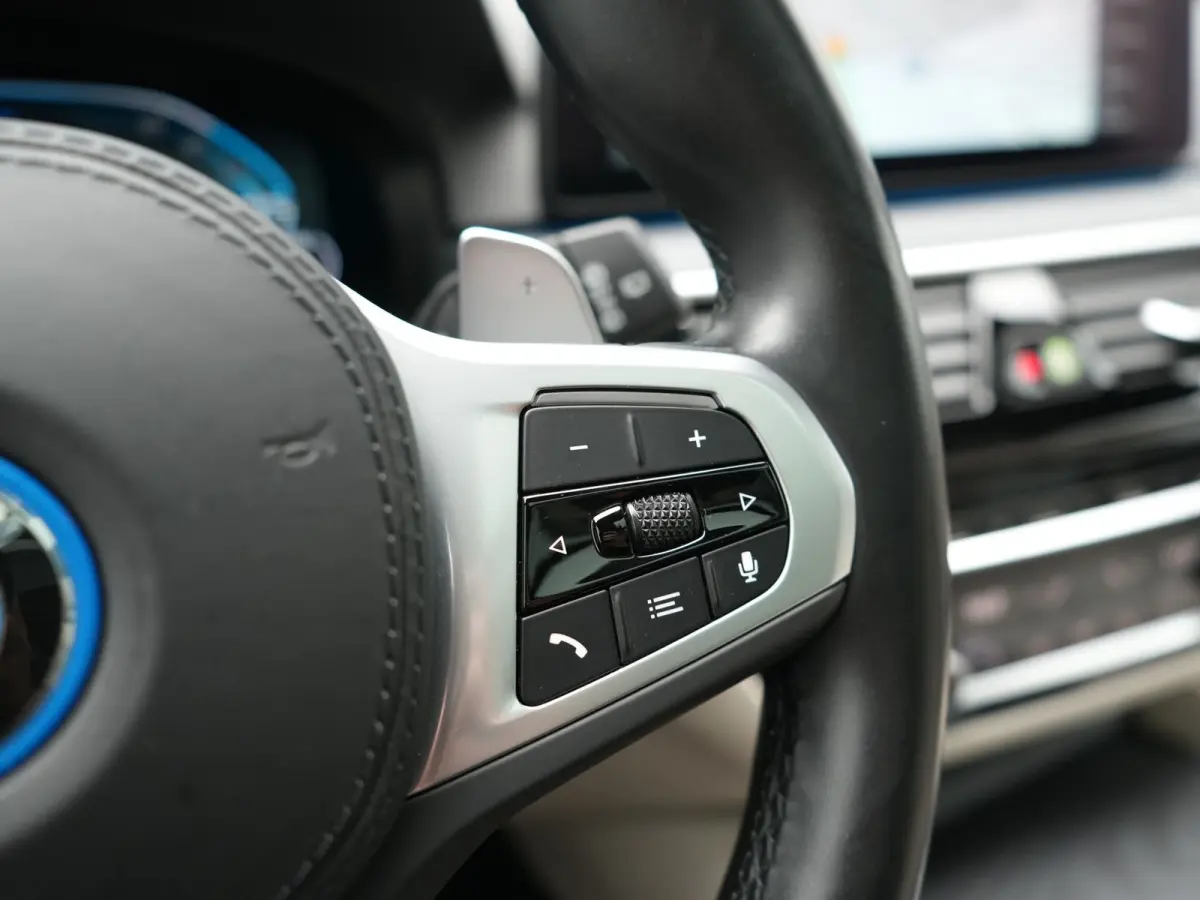 530e M Sport PHEV 293pk Dealer O.H. | Active Steering | Trekhaak Af Fabriek | Panodak | Head Up | Adaptive Cruise | Adaptief Onderstel | Camera | Laser LED | Lederen Comfortstoelen Memory & 
