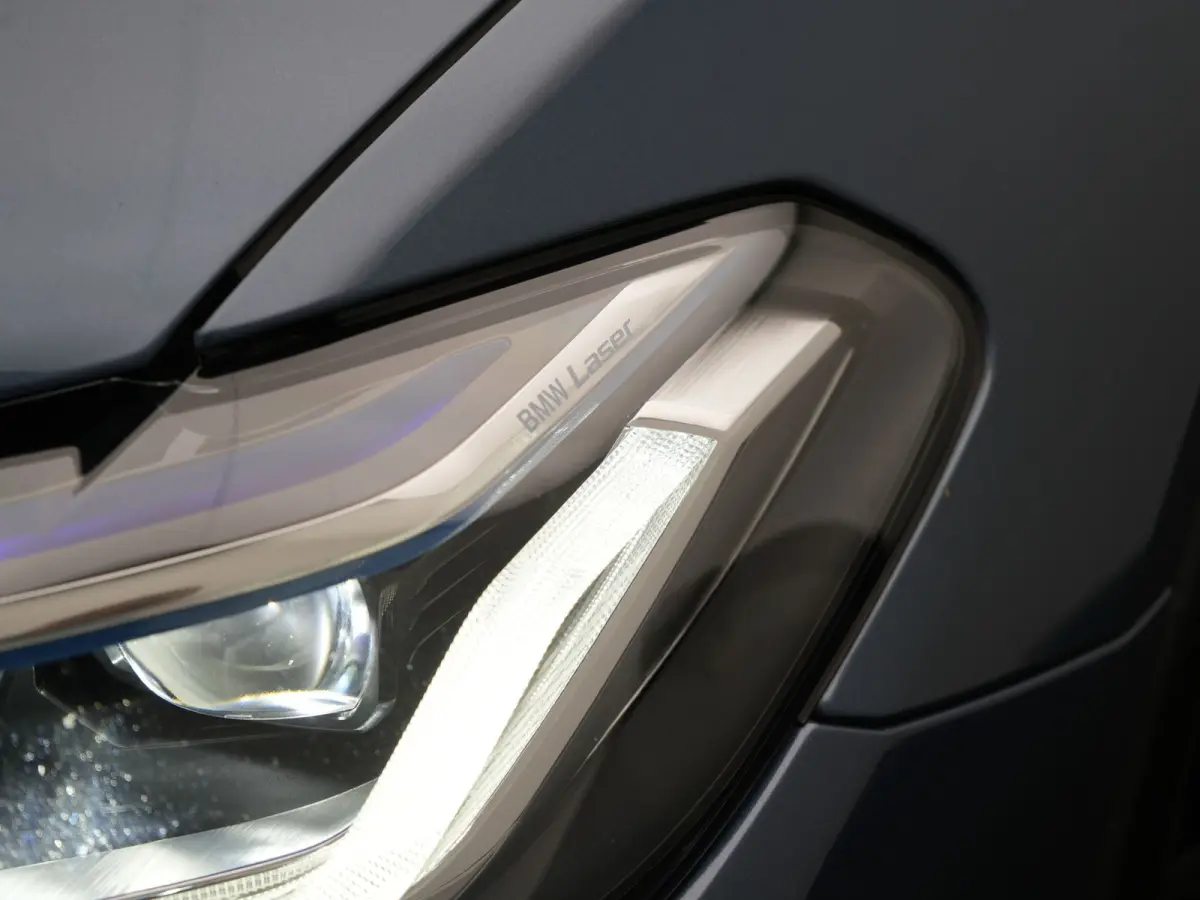530e M Sport PHEV 293pk Dealer O.H. | Active Steering | Trekhaak Af Fabriek | Panodak | Head Up | Adaptive Cruise | Adaptief Onderstel | Camera | Laser LED | Lederen Comfortstoelen Memory & 