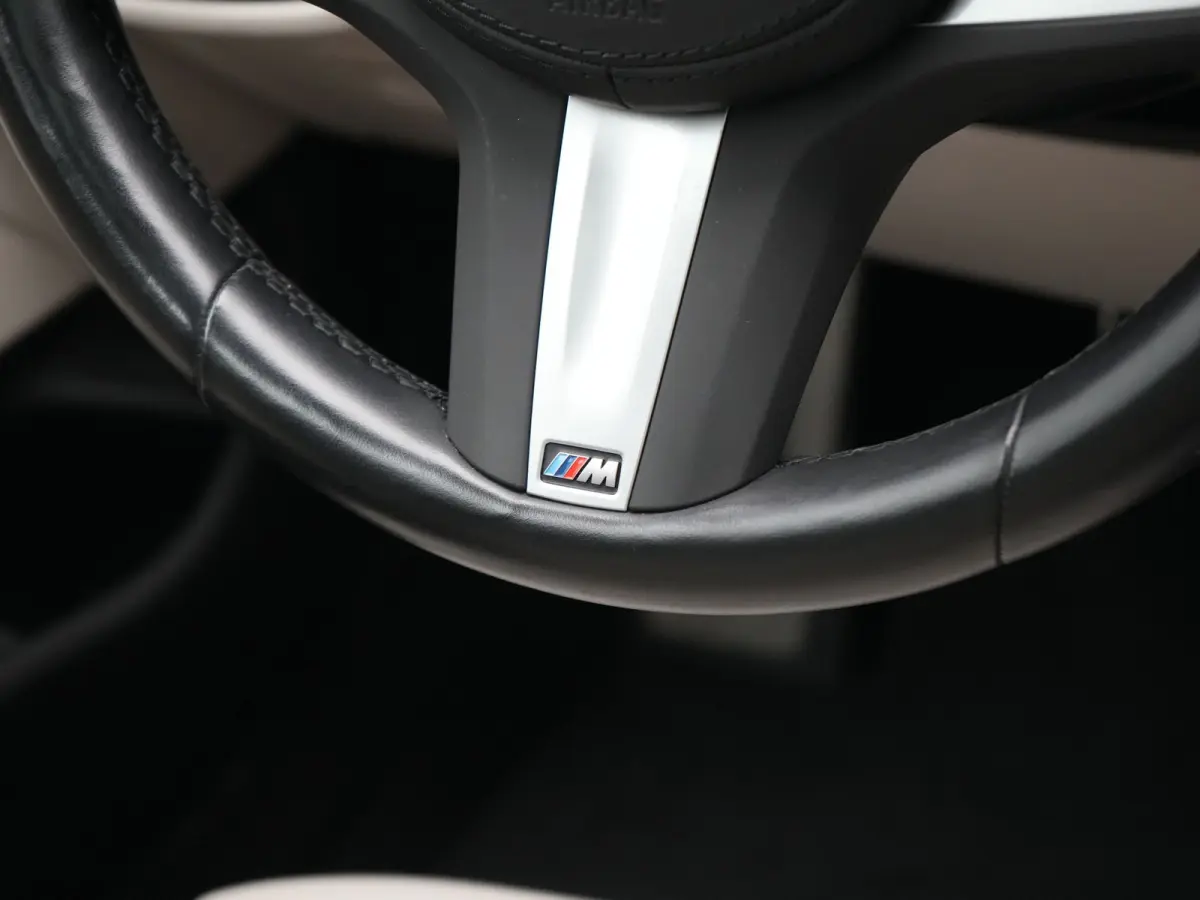 530e M Sport PHEV 293pk Dealer O.H. | Active Steering | Trekhaak Af Fabriek | Panodak | Head Up | Adaptive Cruise | Adaptief Onderstel | Camera | Laser LED | Lederen Comfortstoelen Memory & 