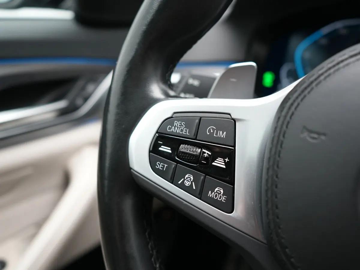 530e M Sport PHEV 293pk Dealer O.H. | Active Steering | Trekhaak Af Fabriek | Panodak | Head Up | Adaptive Cruise | Adaptief Onderstel | Camera | Laser LED | Lederen Comfortstoelen Memory & 