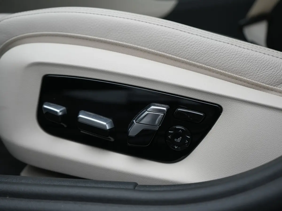 530e M Sport PHEV 293pk Dealer O.H. | Active Steering | Trekhaak Af Fabriek | Panodak | Head Up | Adaptive Cruise | Adaptief Onderstel | Camera | Laser LED | Lederen Comfortstoelen Memory & 