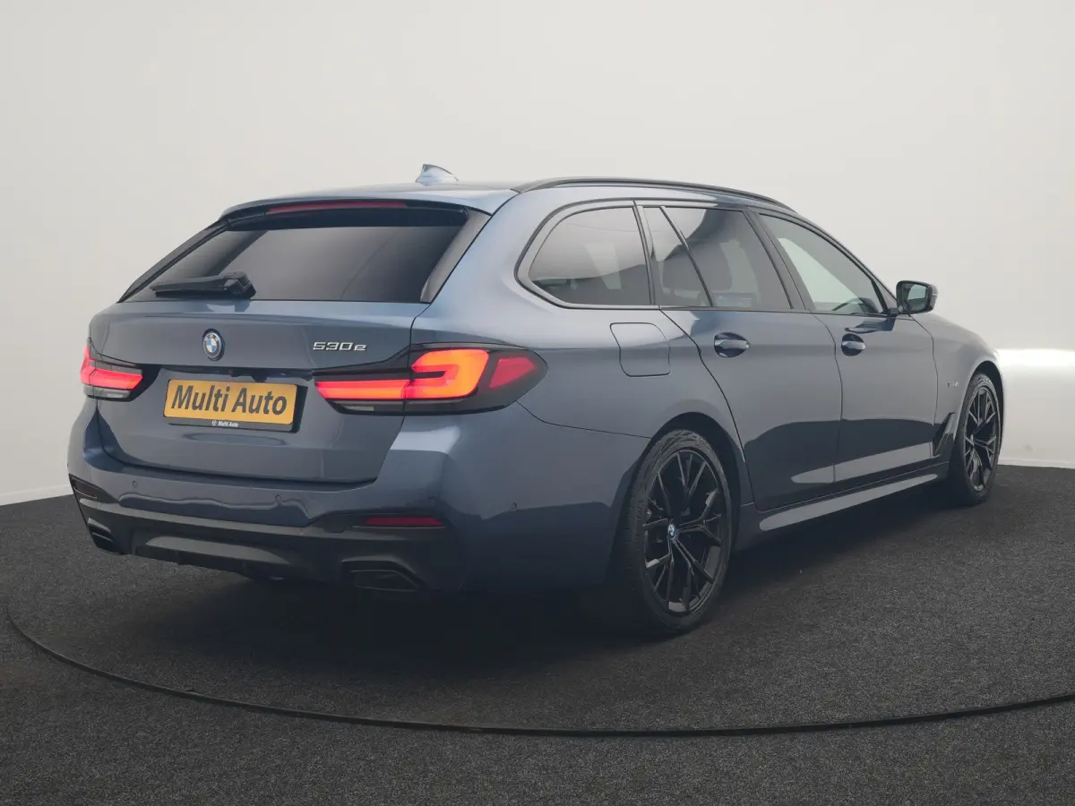 530e M Sport PHEV 293pk Dealer O.H. | Active Steering | Trekhaak Af Fabriek | Panodak | Head Up | Adaptive Cruise | Adaptief Onderstel | Camera | Laser LED | Lederen Comfortstoelen Memory & 