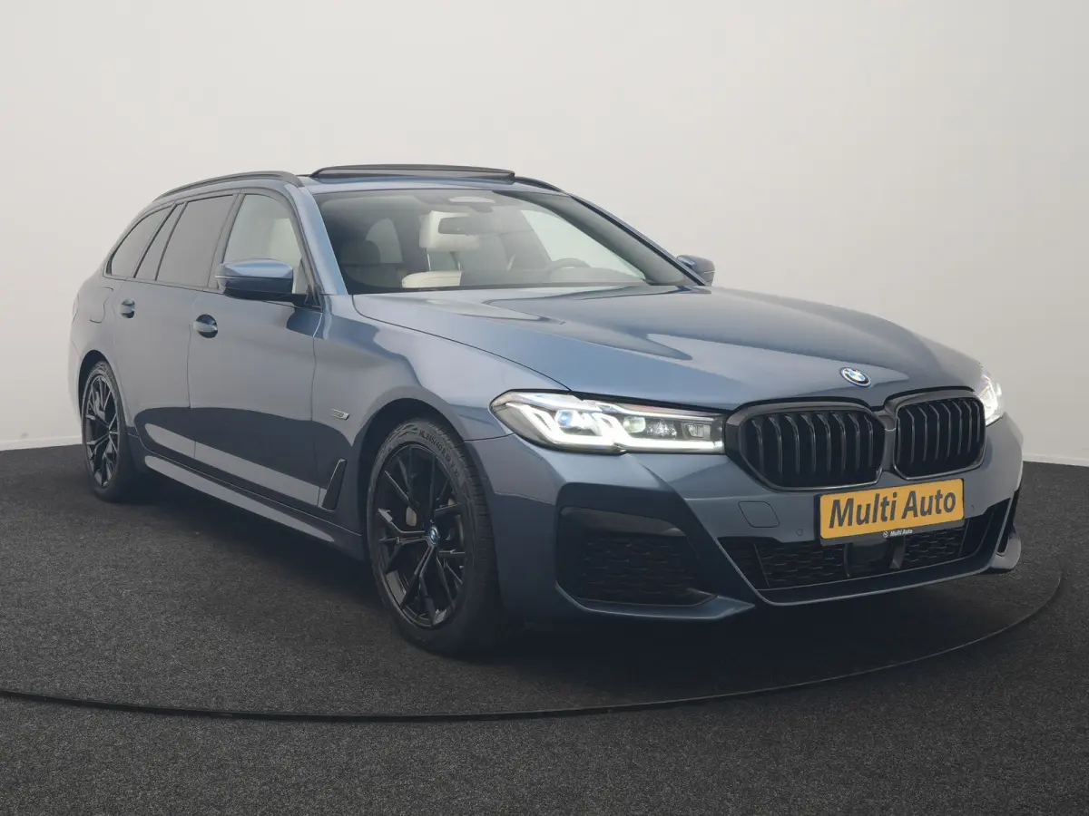 530e M Sport PHEV 293pk Dealer O.H. | Active Steering | Trekhaak Af Fabriek | Panodak | Head Up | Adaptive Cruise | Adaptief Onderstel | Camera | Laser LED | Lederen Comfortstoelen Memory & 