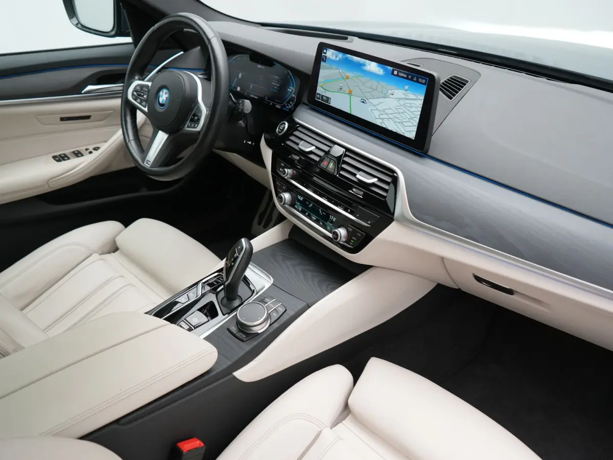 530e M Sport PHEV 293pk Dealer O.H. | Active Steering | Trekhaak Af Fabriek | Panodak | Head Up | Adaptive Cruise | Adaptief Onderstel | Camera | Laser LED | Lederen Comfortstoelen Memory & 