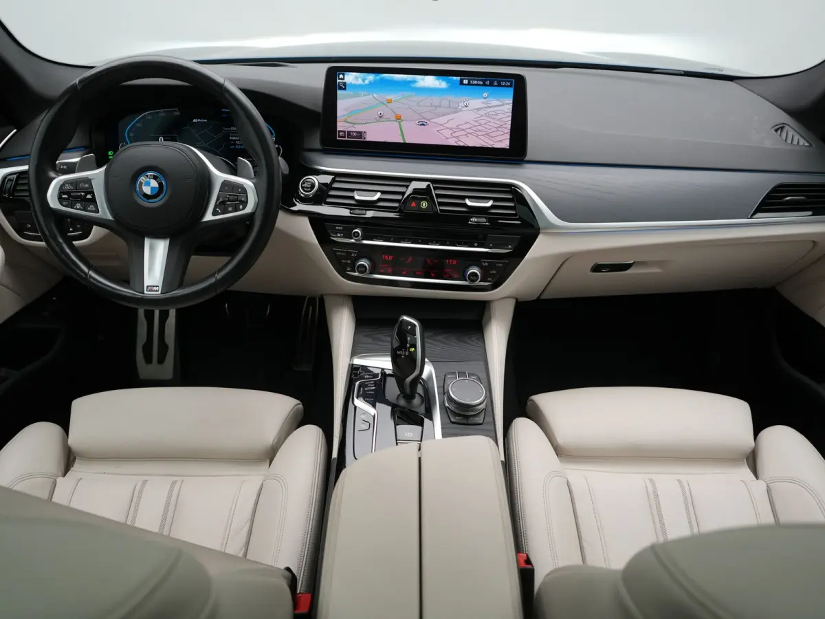 530e M Sport PHEV 293pk Dealer O.H. | Active Steering | Trekhaak Af Fabriek | Panodak | Head Up | Adaptive Cruise | Adaptief Onderstel | Camera | Laser LED | Lederen Comfortstoelen Memory & 