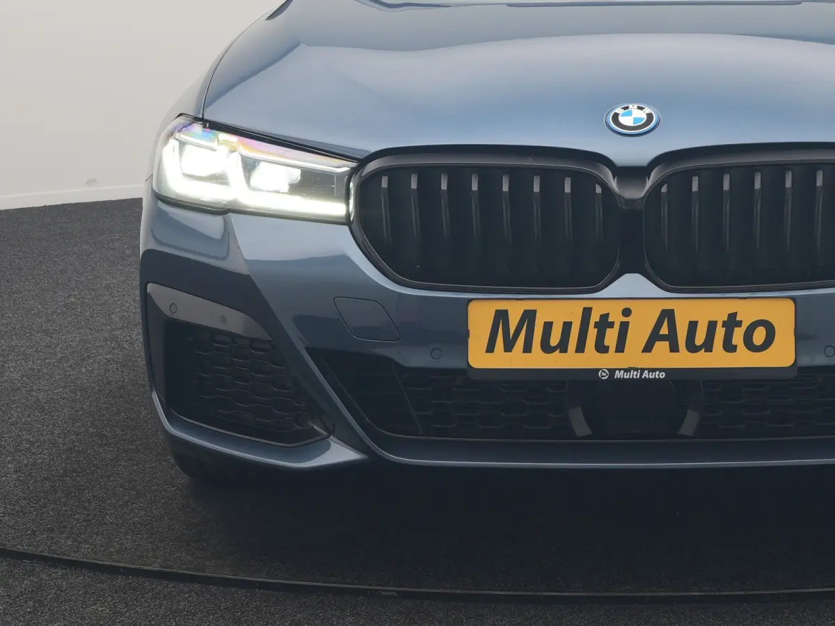 530e M Sport PHEV 293pk Dealer O.H. | Active Steering | Trekhaak Af Fabriek | Panodak | Head Up | Adaptive Cruise | Adaptief Onderstel | Camera | Laser LED | Lederen Comfortstoelen Memory & 