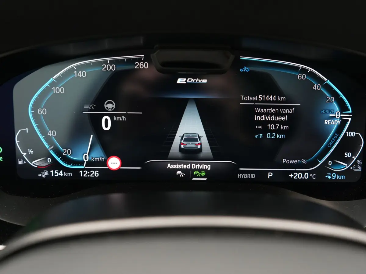 530e M Sport PHEV 293pk Dealer O.H. | Active Steering | Trekhaak Af Fabriek | Panodak | Head Up | Adaptive Cruise | Adaptief Onderstel | Camera | Laser LED | Lederen Comfortstoelen Memory & 