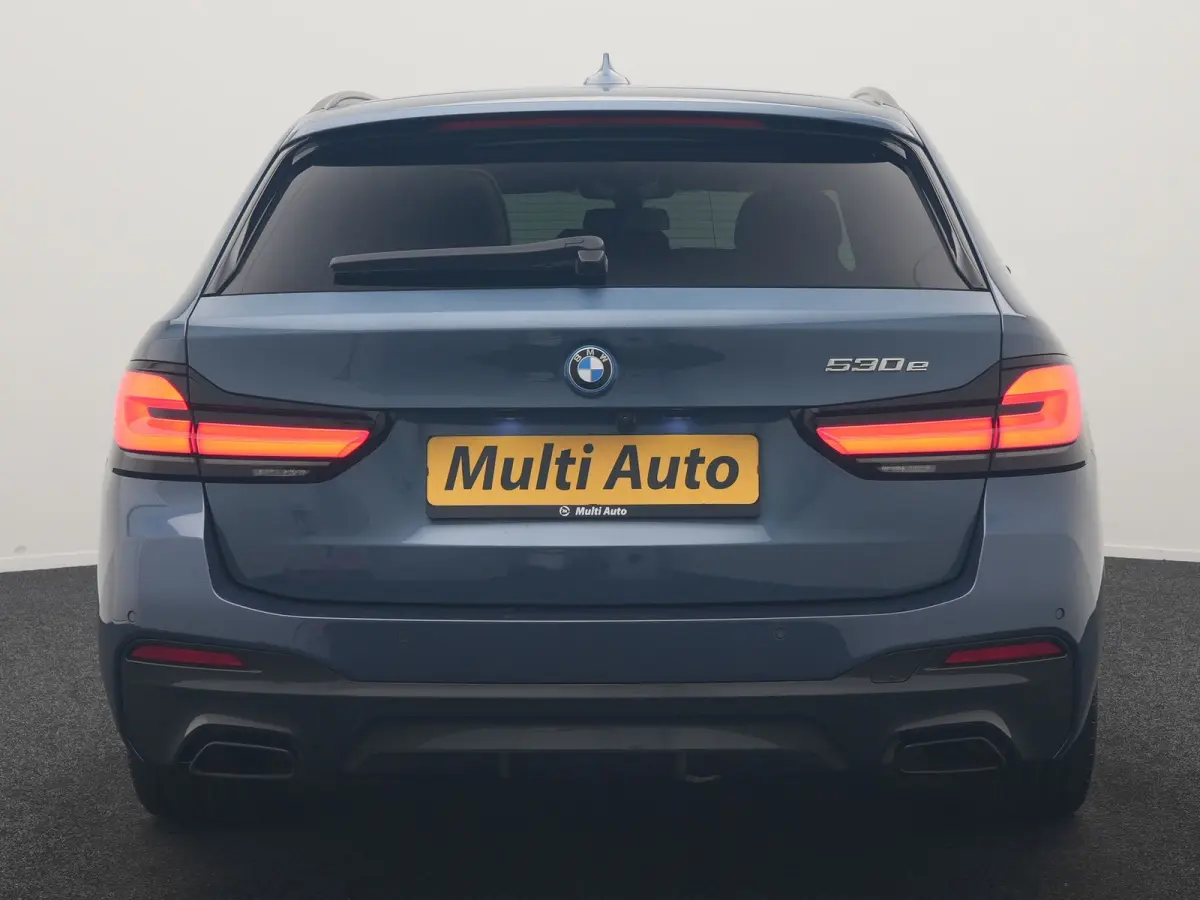 530e M Sport PHEV 293pk Dealer O.H. | Active Steering | Trekhaak Af Fabriek | Panodak | Head Up | Adaptive Cruise | Adaptief Onderstel | Camera | Laser LED | Lederen Comfortstoelen Memory & 