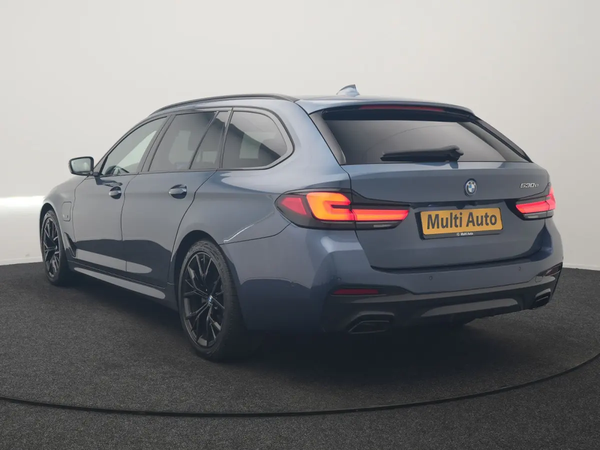 530e M Sport PHEV 293pk Dealer O.H. | Active Steering | Trekhaak Af Fabriek | Panodak | Head Up | Adaptive Cruise | Adaptief Onderstel | Camera | Laser LED | Lederen Comfortstoelen Memory & 