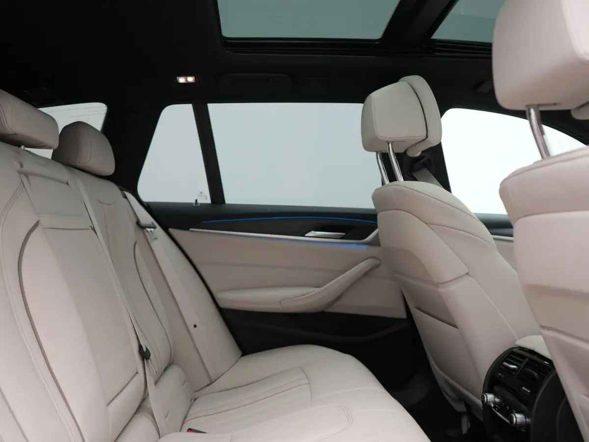 530e M Sport PHEV 293pk Dealer O.H. | Active Steering | Trekhaak Af Fabriek | Panodak | Head Up | Adaptive Cruise | Adaptief Onderstel | Camera | Laser LED | Lederen Comfortstoelen Memory & 