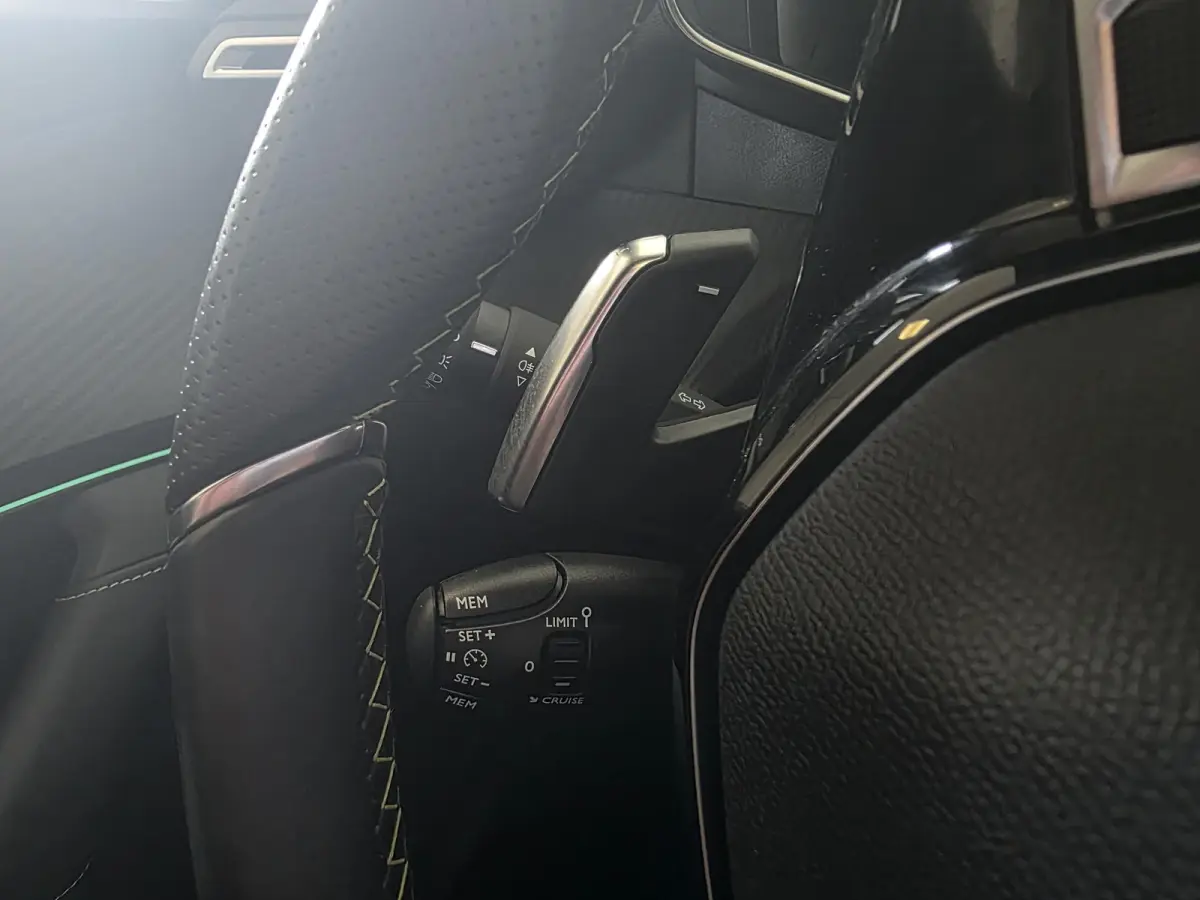 1.2 PureTech 130 GT | Alcantara | Pano | Elektrische stoelen | Verwarmbare stoelen