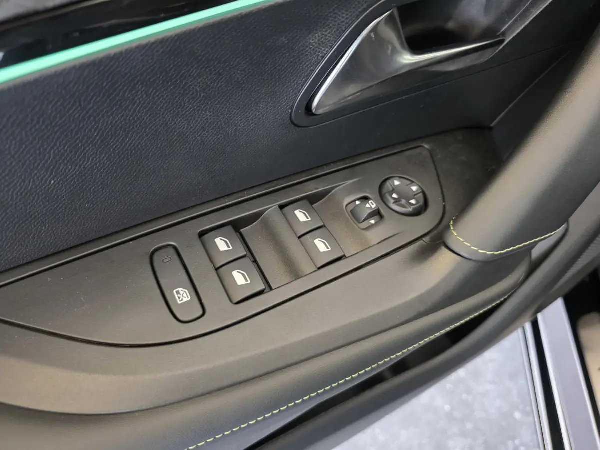 1.2 PureTech 130 GT | Alcantara | Pano | Elektrische stoelen | Verwarmbare stoelen