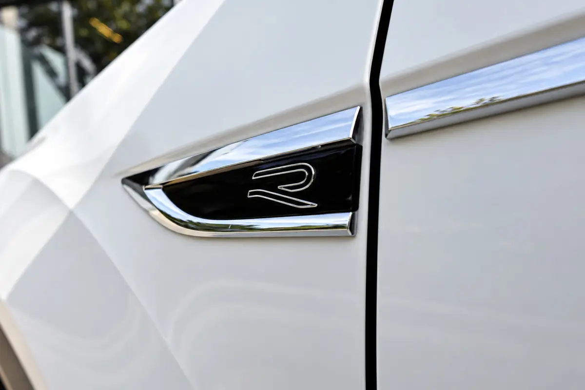 1.5 TSI R-Line PANO IQ.LIGHT KEYLESS VOL