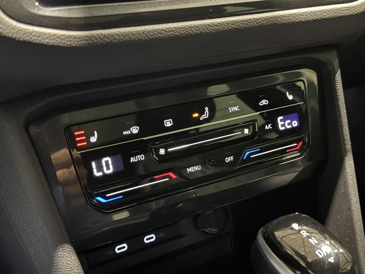 1.4 TSI eHybrid R-Line | panorama | navi | led | carplay |