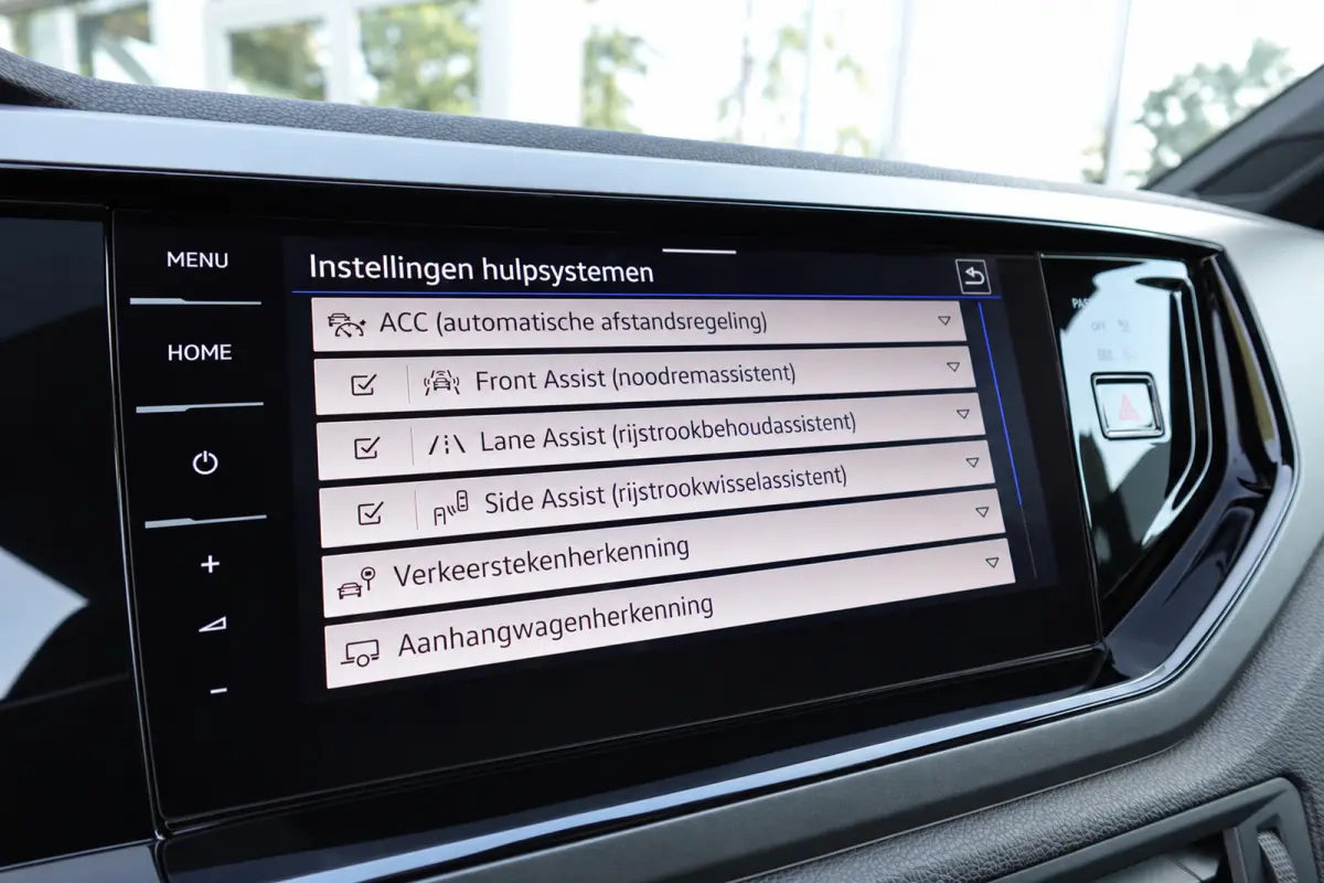 1.5 TSI R-Line PANO KEYLESS CAM