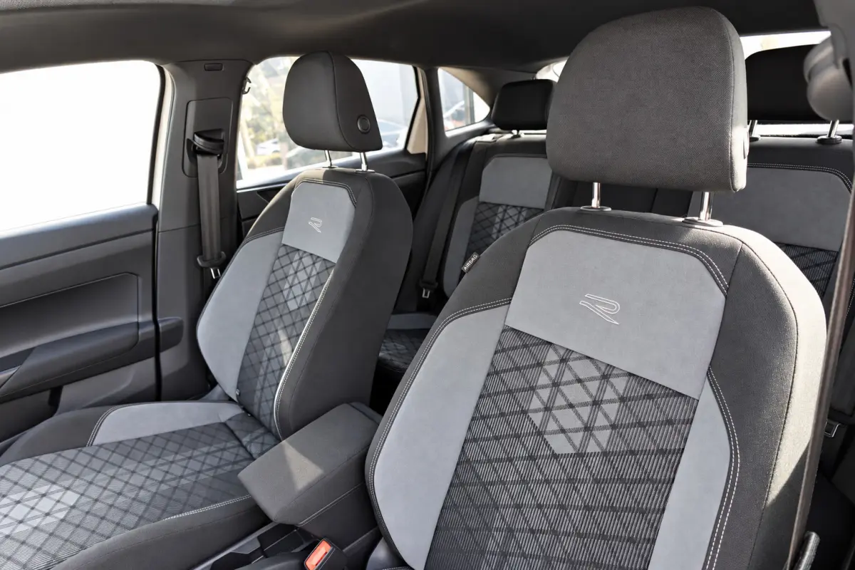 1.5 TSI R-Line PANO KEYLESS CAM