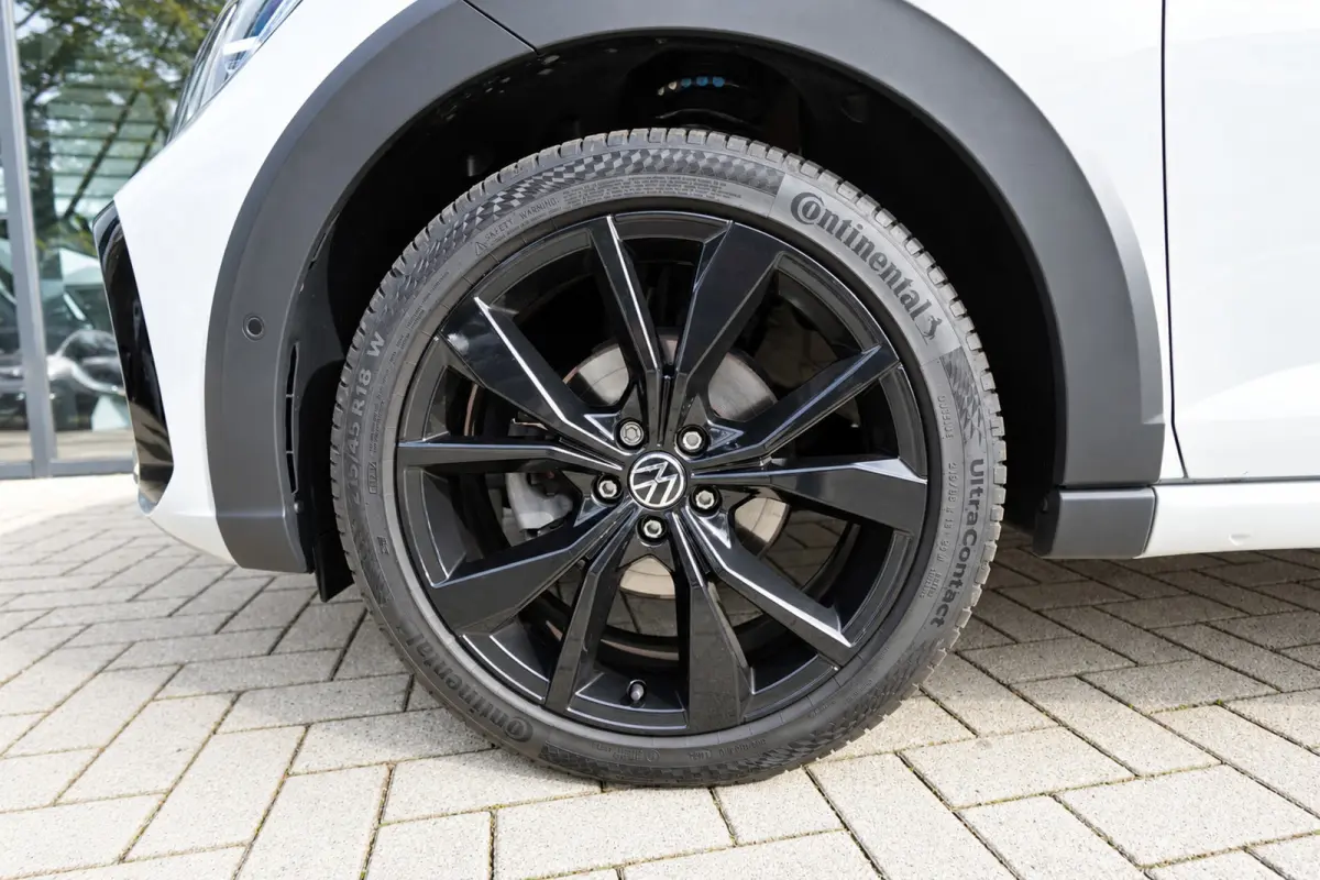 1.5 TSI R-Line PANO KEYLESS CAM