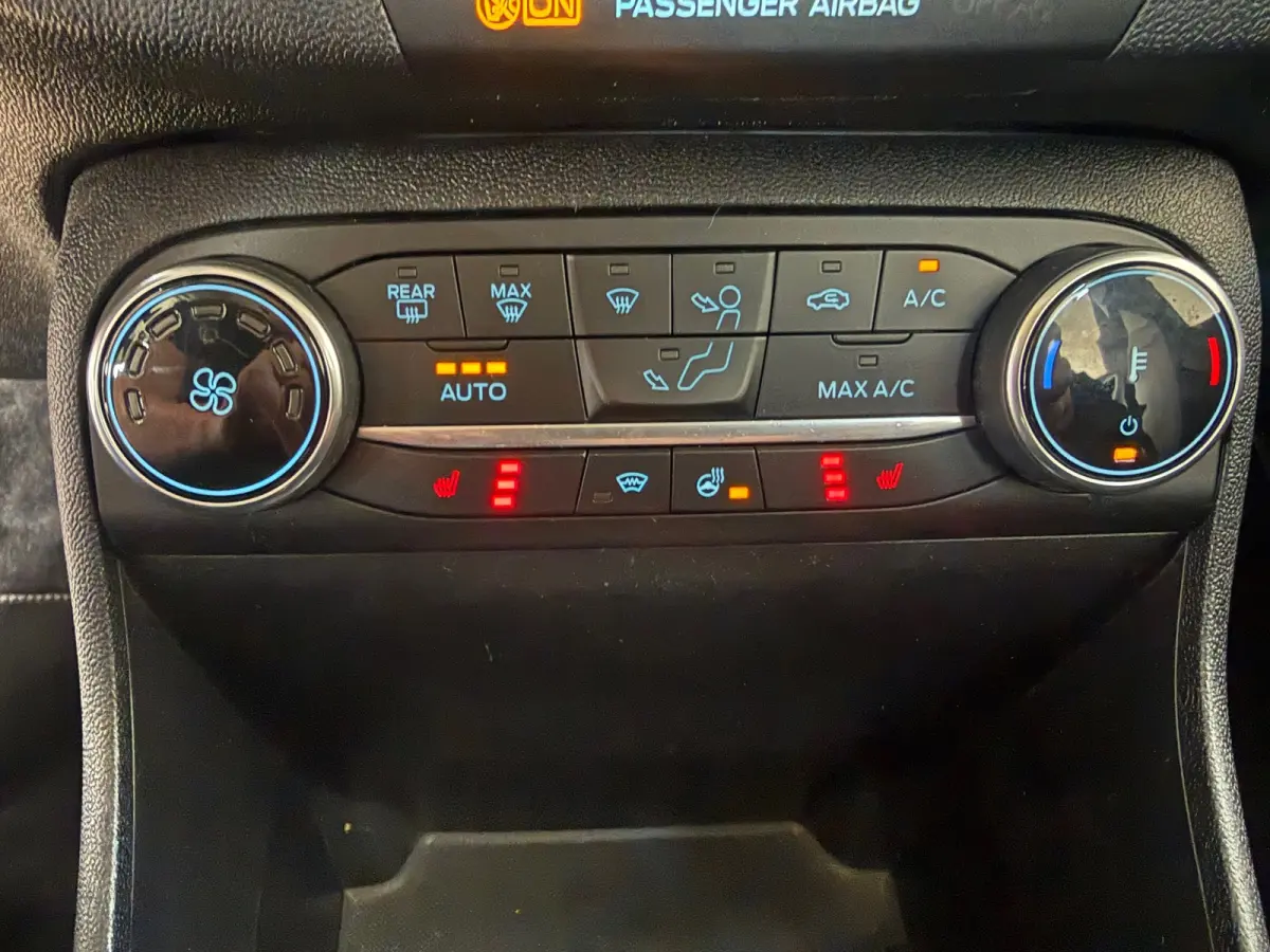 1.0 EcoBoost Hybrid Titanium, Apple Carplay/Android,Stoelverwarming,Stuurverwarming,Navigatie