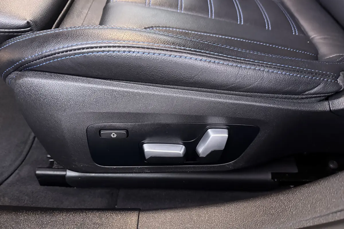 M50 High Executive 84 kWh (STOELVERWARMING, SERVICE CONTRACT, H/K AUDIO, ELEKTR STOELEN, CAMERA)