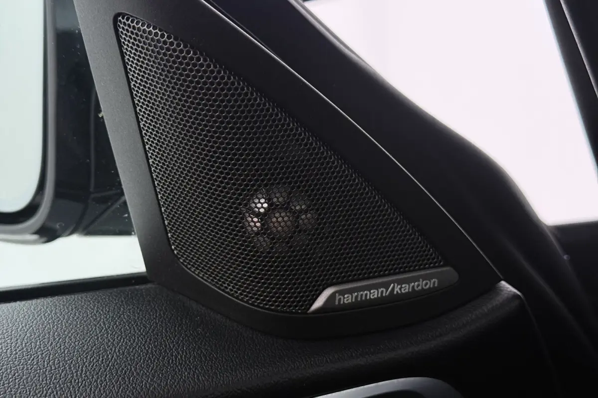 M50 High Executive 84 kWh (STOELVERWARMING, SERVICE CONTRACT, H/K AUDIO, ELEKTR STOELEN, CAMERA)