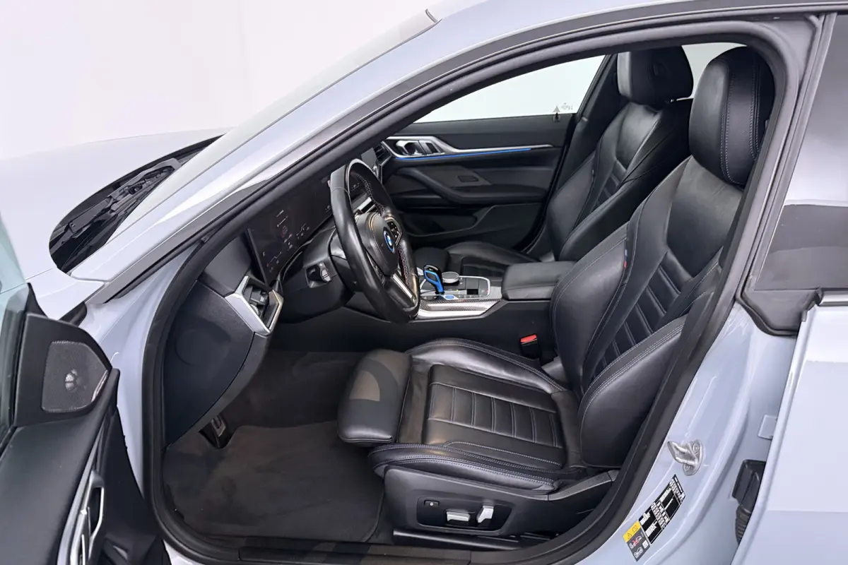 M50 High Executive 84 kWh (STOELVERWARMING, SERVICE CONTRACT, H/K AUDIO, ELEKTR STOELEN, CAMERA)
