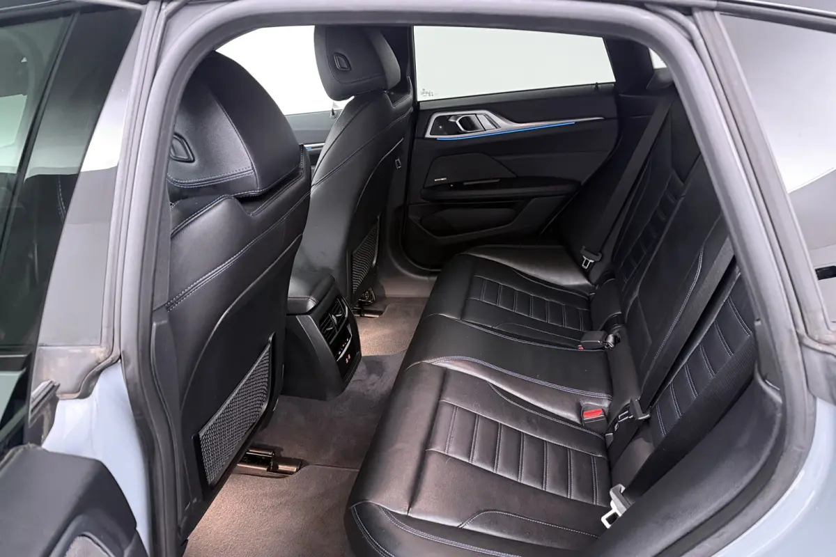 M50 High Executive 84 kWh (STOELVERWARMING, SERVICE CONTRACT, H/K AUDIO, ELEKTR STOELEN, CAMERA)