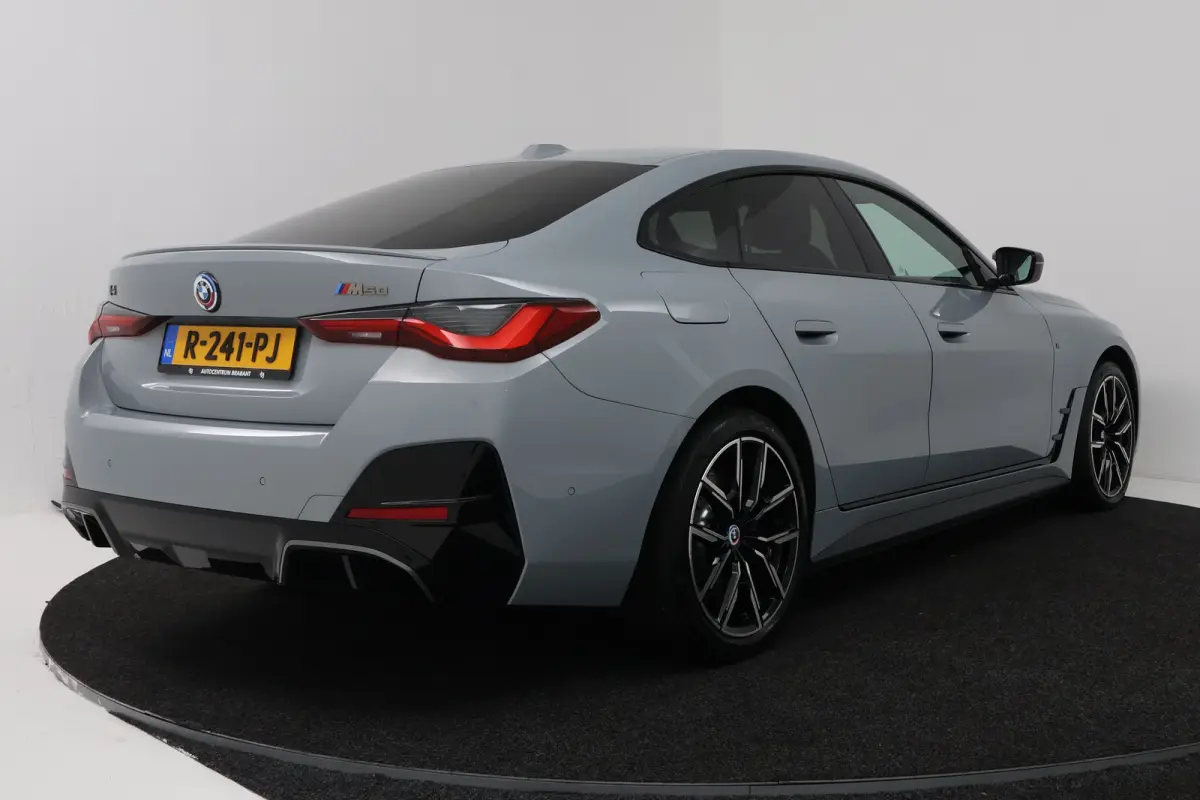 M50 High Executive 84 kWh (STOELVERWARMING, SERVICE CONTRACT, H/K AUDIO, ELEKTR STOELEN, CAMERA)