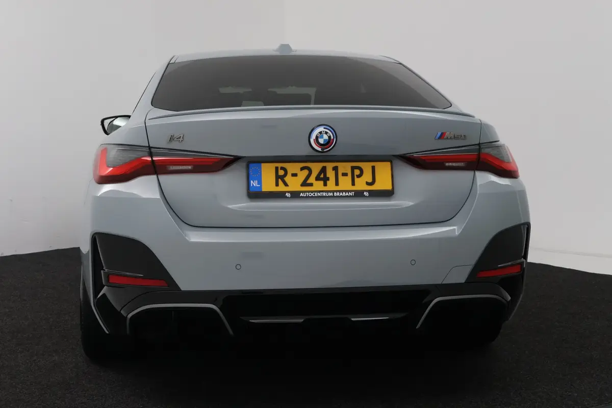 M50 High Executive 84 kWh (STOELVERWARMING, SERVICE CONTRACT, H/K AUDIO, ELEKTR STOELEN, CAMERA)