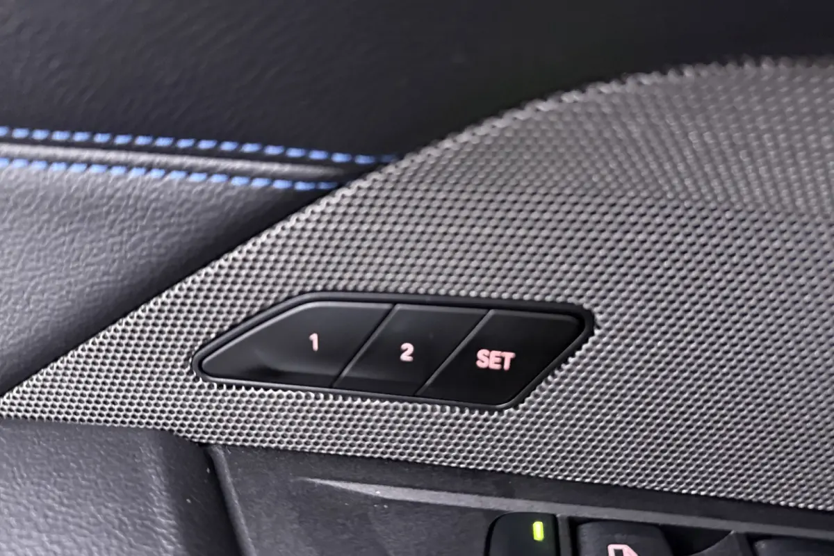 M50 High Executive 84 kWh (STOELVERWARMING, SERVICE CONTRACT, H/K AUDIO, ELEKTR STOELEN, CAMERA)