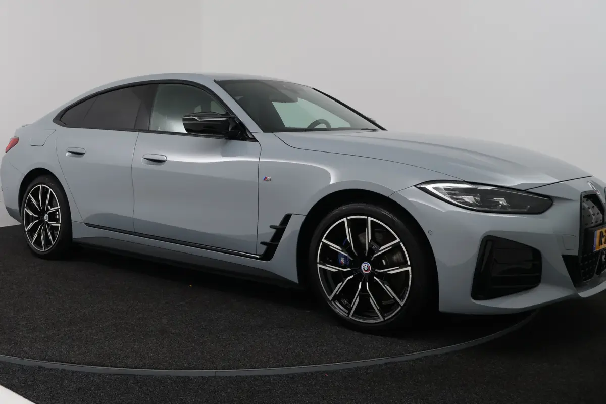 M50 High Executive 84 kWh (STOELVERWARMING, SERVICE CONTRACT, H/K AUDIO, ELEKTR STOELEN, CAMERA)