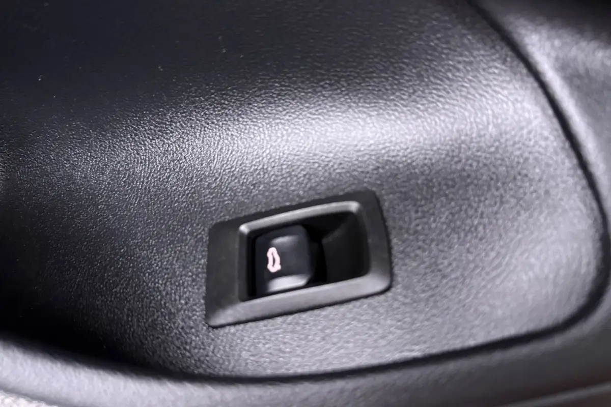 M50 High Executive 84 kWh (STOELVERWARMING, SERVICE CONTRACT, H/K AUDIO, ELEKTR STOELEN, CAMERA)