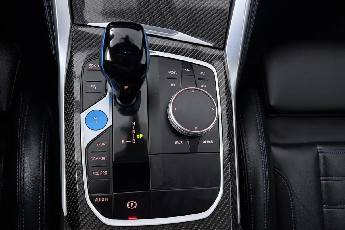 M50 High Executive 84 kWh (STOELVERWARMING, SERVICE CONTRACT, H/K AUDIO, ELEKTR STOELEN, CAMERA)