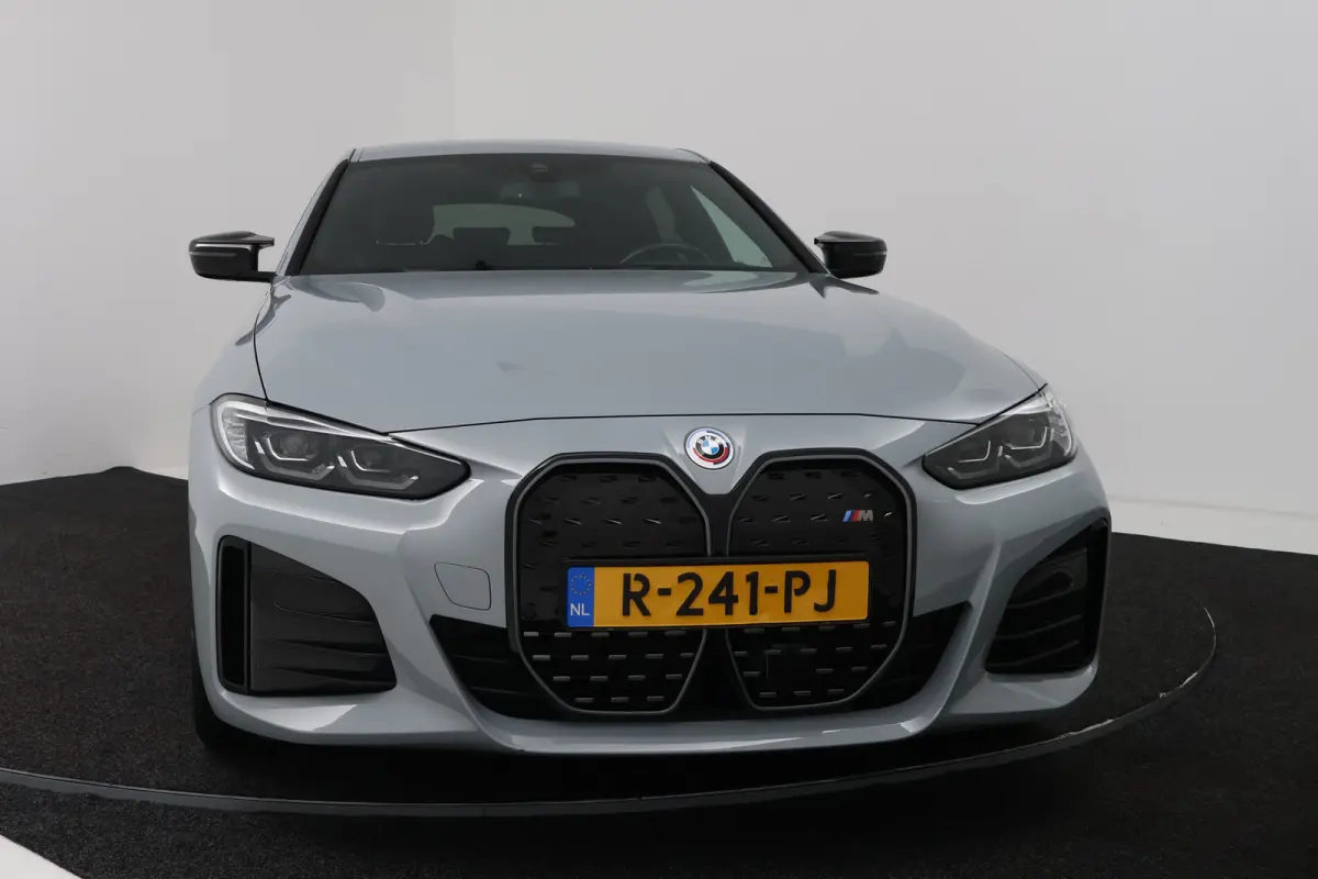 M50 High Executive 84 kWh (STOELVERWARMING, SERVICE CONTRACT, H/K AUDIO, ELEKTR STOELEN, CAMERA)