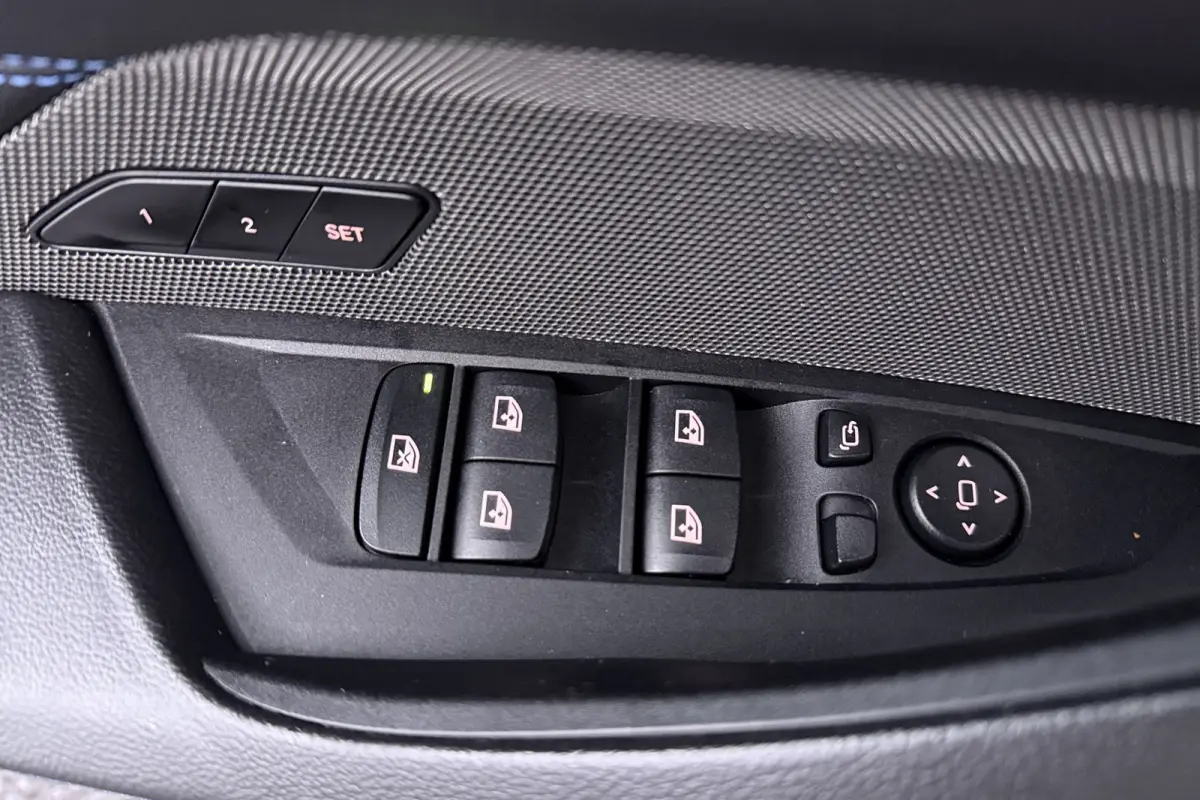 M50 High Executive 84 kWh (STOELVERWARMING, SERVICE CONTRACT, H/K AUDIO, ELEKTR STOELEN, CAMERA)