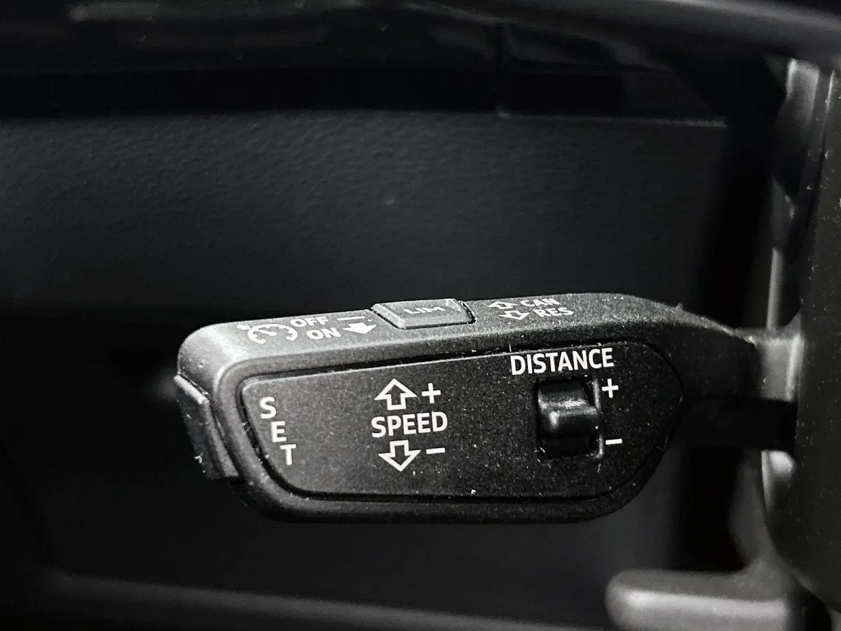 55 quattro S Edition 115 kWh | Navigatie | Zwart pakket | Cruise control | Panorama dak | Stoelverwarming |