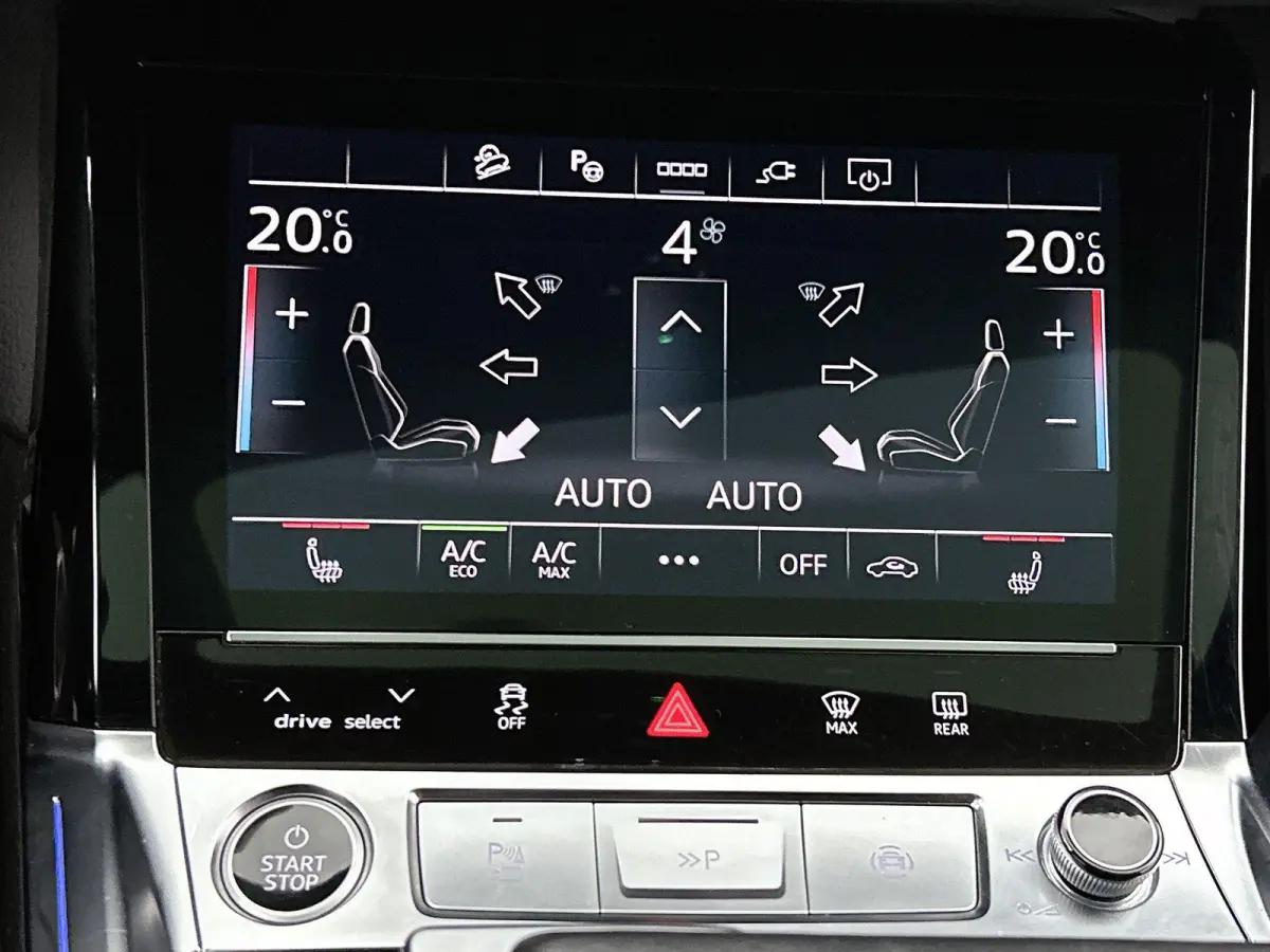 55 quattro S Edition 115 kWh | Navigatie | Zwart pakket | Cruise control | Panorama dak | Stoelverwarming |