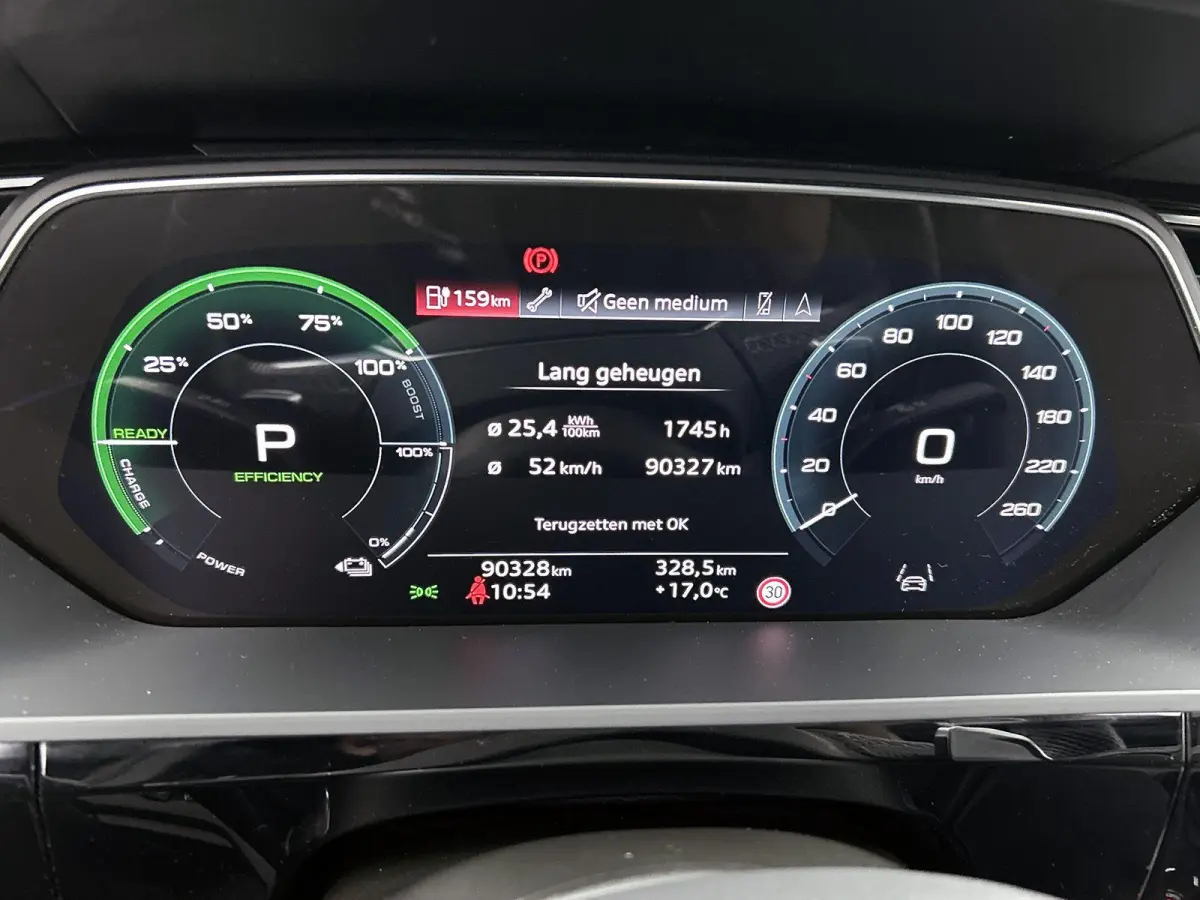 55 quattro S Edition 115 kWh | Navigatie | Zwart pakket | Cruise control | Panorama dak | Stoelverwarming |