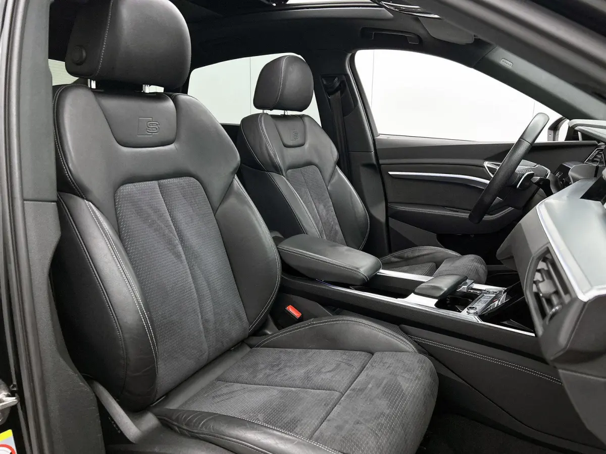 55 quattro S Edition 115 kWh | Navigatie | Zwart pakket | Cruise control | Panorama dak | Stoelverwarming |
