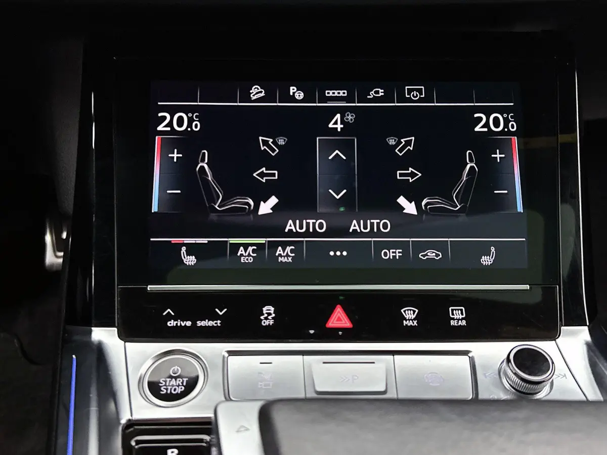 55 quattro S Edition 115 kWh | Navigatie | Zwart pakket | Cruise control | Panorama dak | Stoelverwarming |