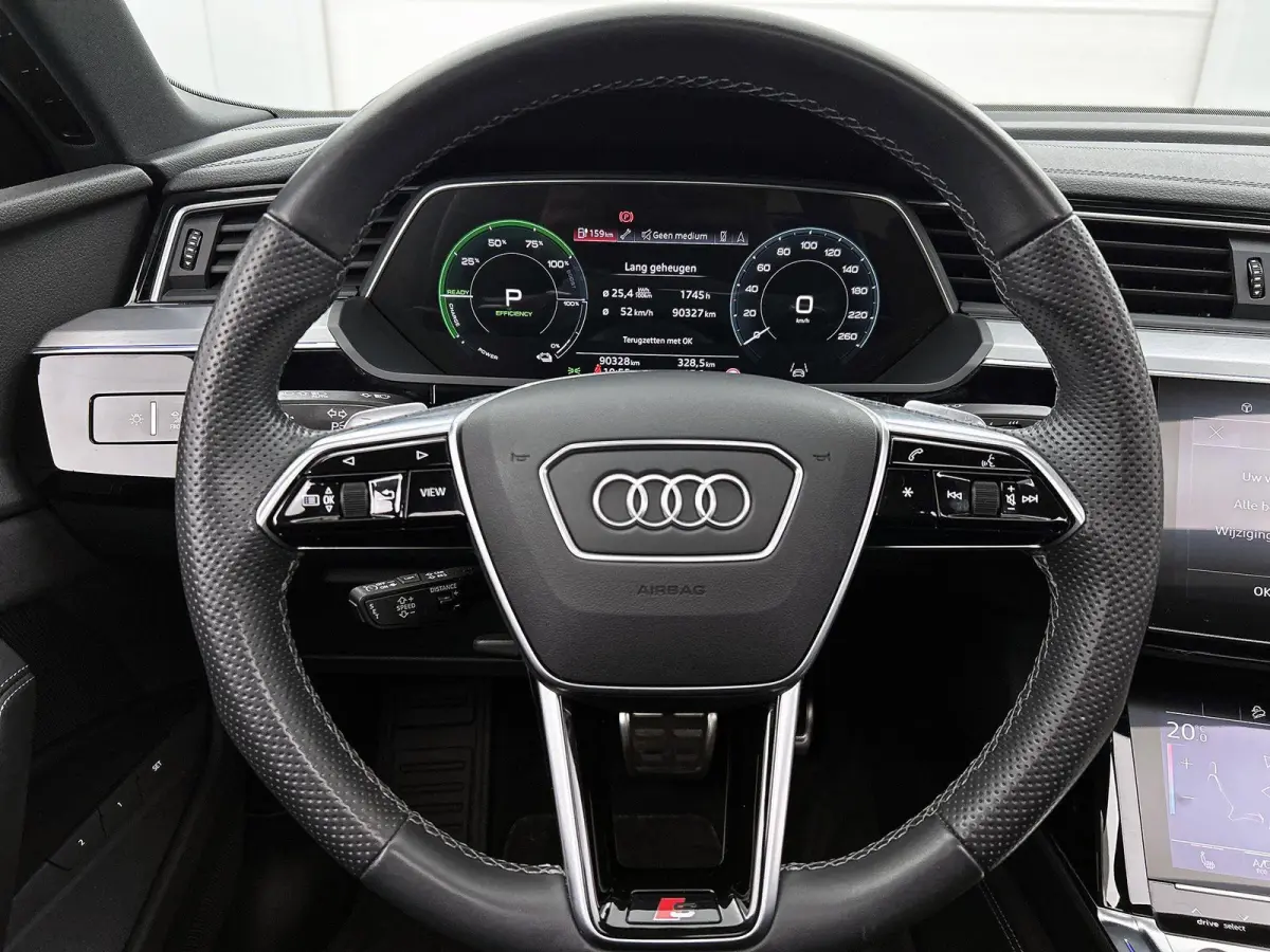 55 quattro S Edition 115 kWh | Navigatie | Zwart pakket | Cruise control | Panorama dak | Stoelverwarming |