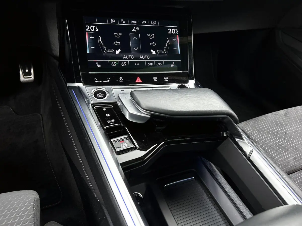 55 quattro S Edition 115 kWh | Navigatie | Zwart pakket | Cruise control | Panorama dak | Stoelverwarming |