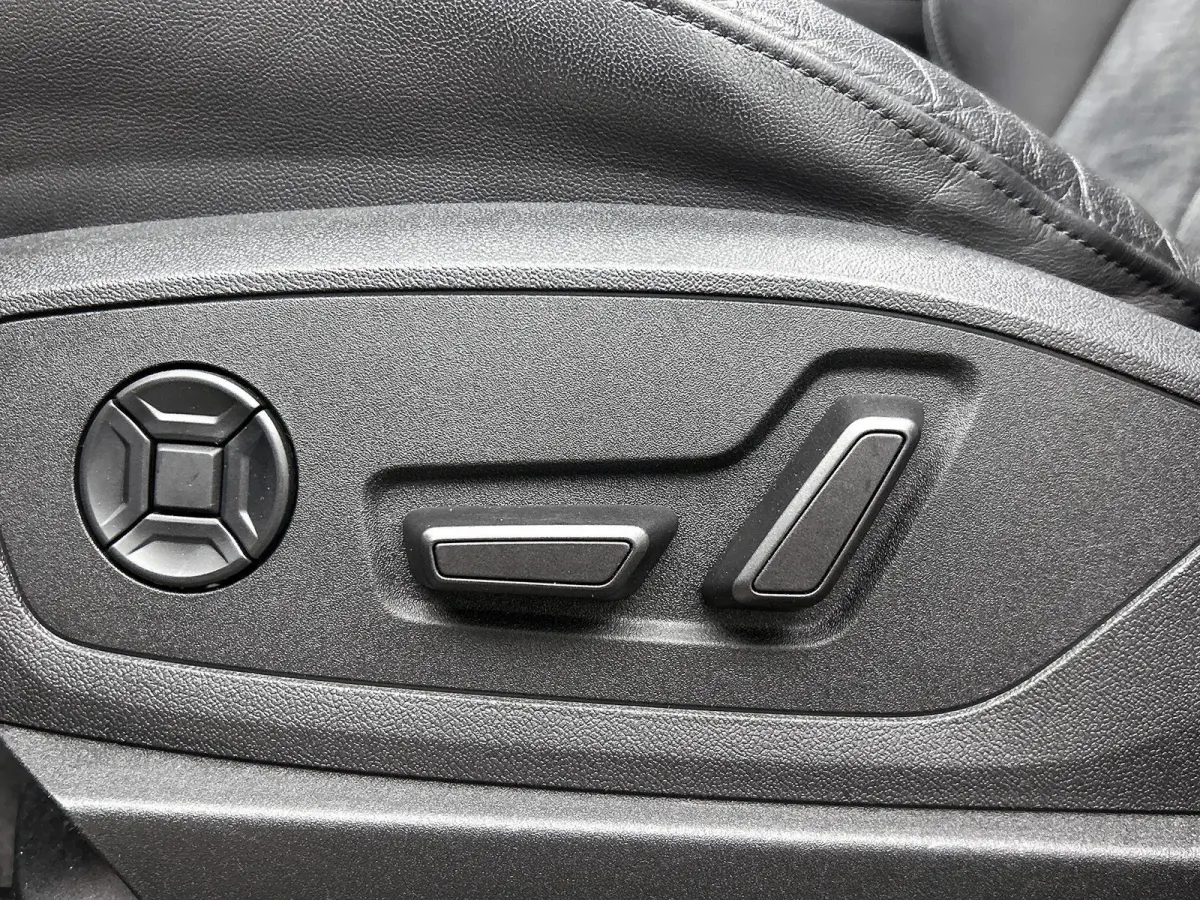 55 quattro S Edition 115 kWh | Navigatie | Zwart pakket | Cruise control | Panorama dak | Stoelverwarming |